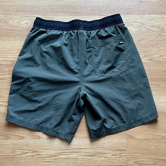 Vuori Dark Green Kore Short - Picture 2 of 2
